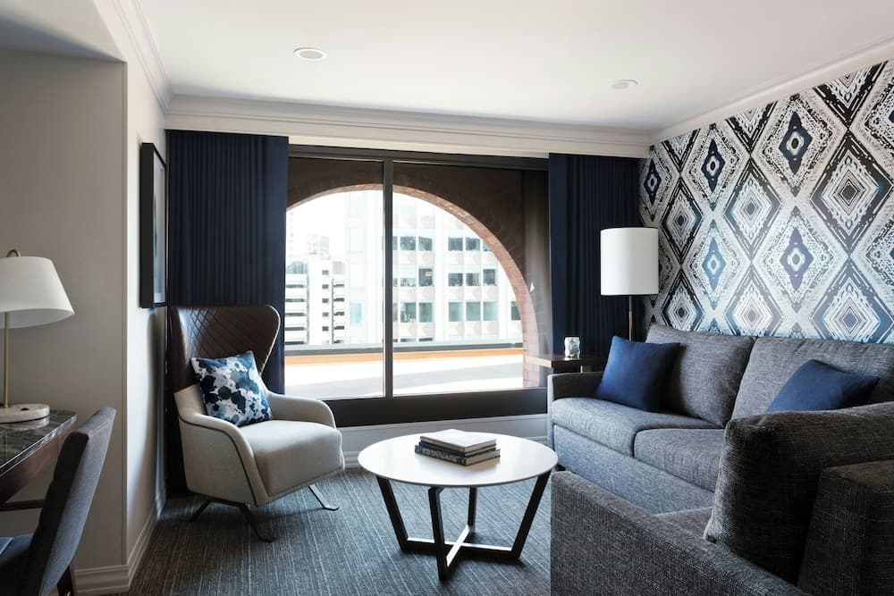 Suite, 1 King Bed with Sofa bed (Mobility/Hearing Accessible, Tub)