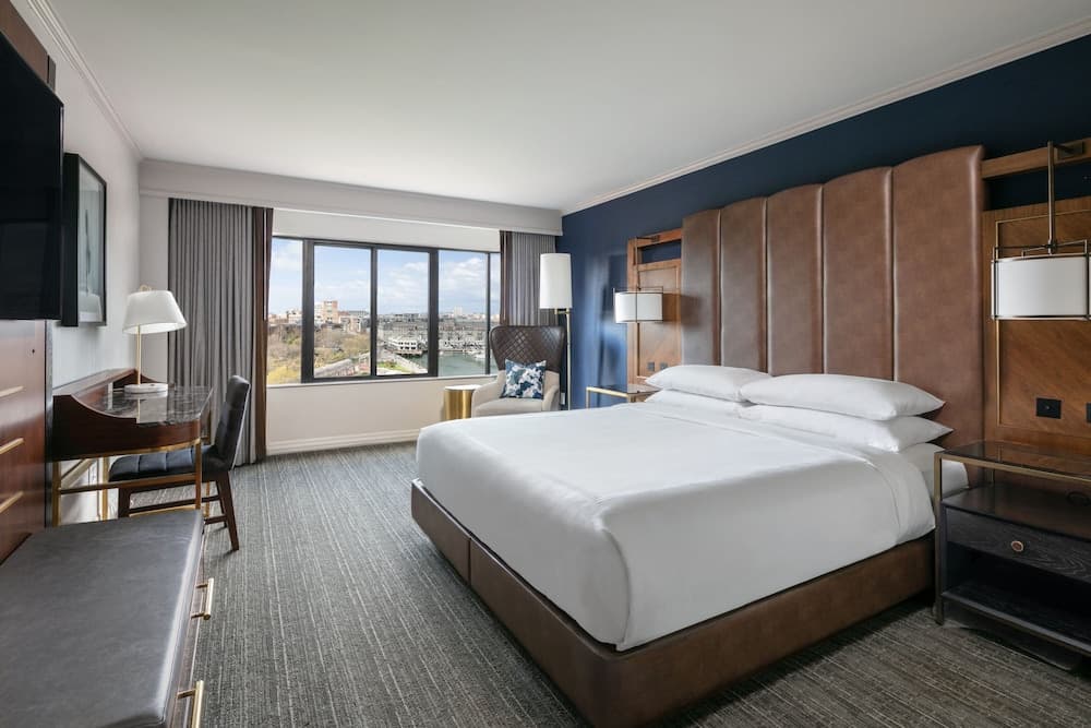 Room, 1 King Bed, Partial Sea View (Hearing Accessible)
