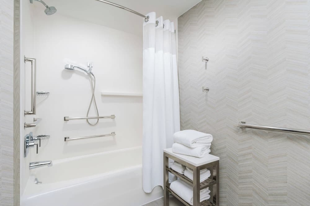 Room, 1 King Bed, Accessible Bathtub