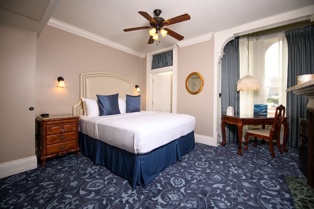 Room, 1 King Bed, Fireplace, City View