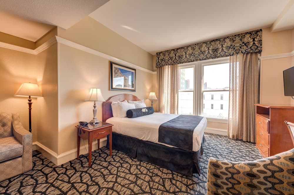 Junior Studio Suite, 1 Queen Bed with Sofa bed, Accessible, City View