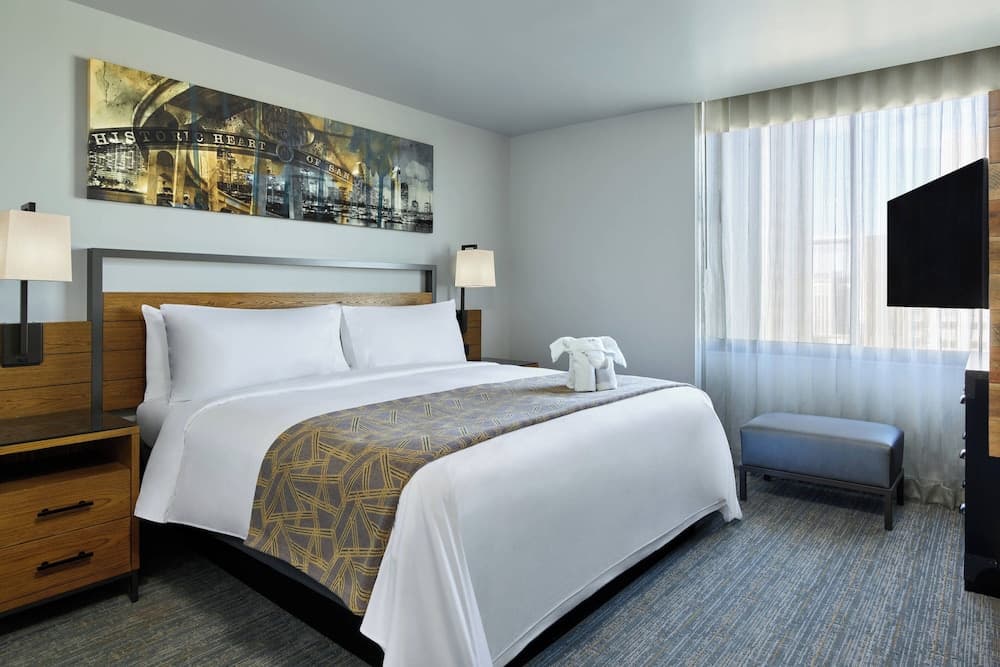 Suite, 1 King Bed with Sofa bed (Mobility Accessible, Tub)