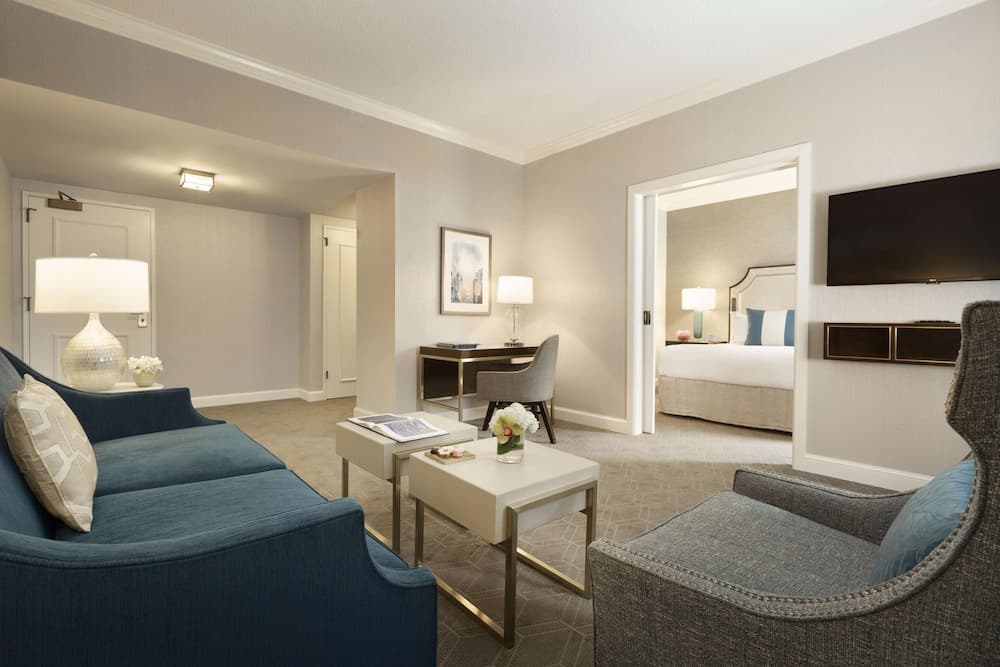 Suite, 1 King Bed with Sofa bed, City View (1 Bedroom)