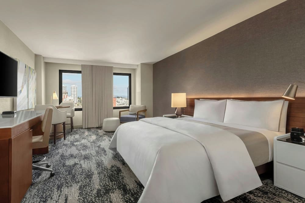 Premium Room, 1 King Bed (Hearing Accessible)