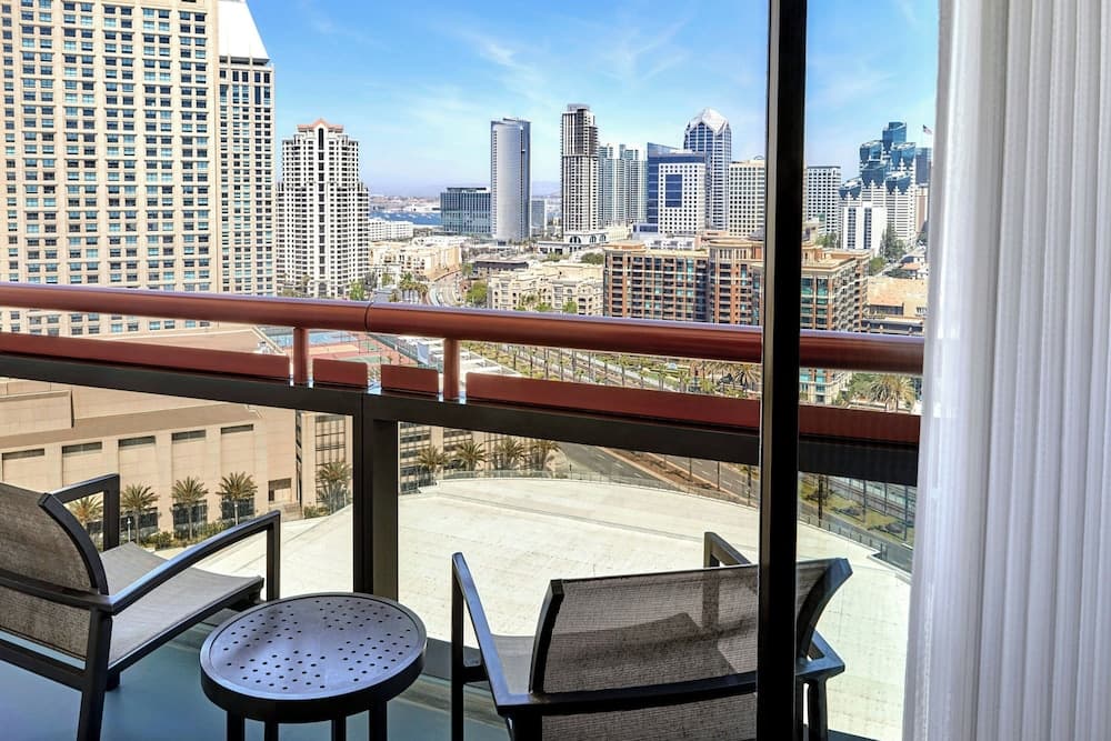 Deluxe Room, 1 King Bed, Balcony, City View