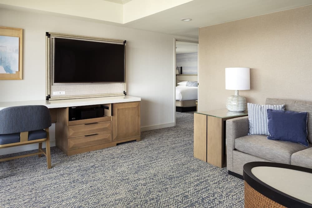 Luxury Suite, 1 Queen Bed (Mobility/Hearing Access, Roll-in Shwr)