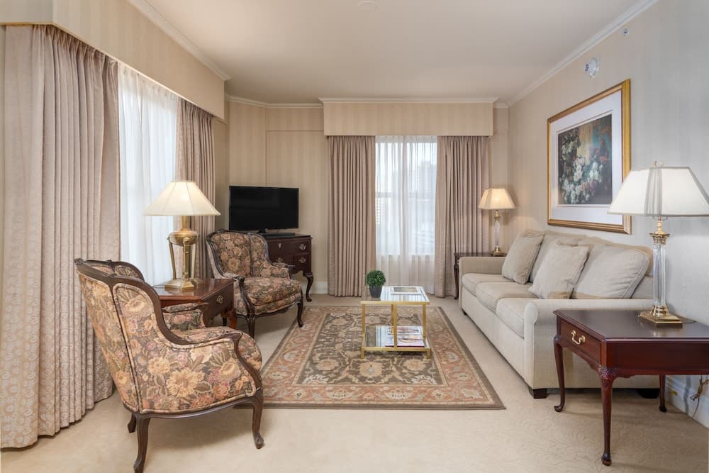 Suite, 1 Queen Bed (Corner Suite)