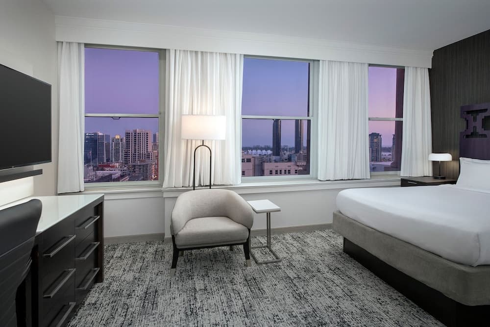 Room, 1 King Bed (Partial Bay View, High Floor)