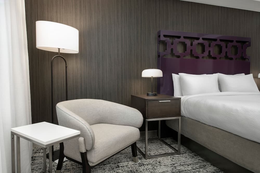Zimmer, 1 King-Bett (Mobility/Hearing Access, Roll-in Shwr)