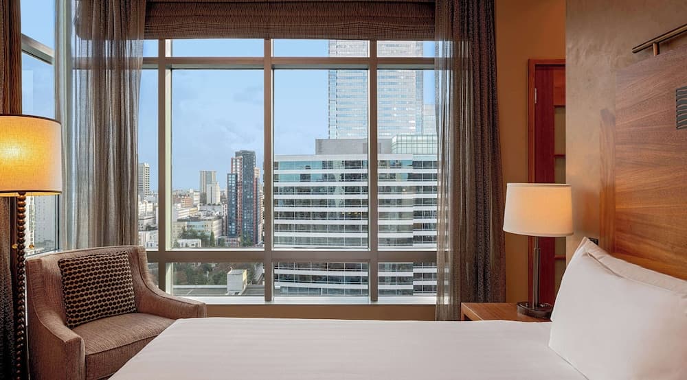 Deluxe Room, 1 King Bed, Corner