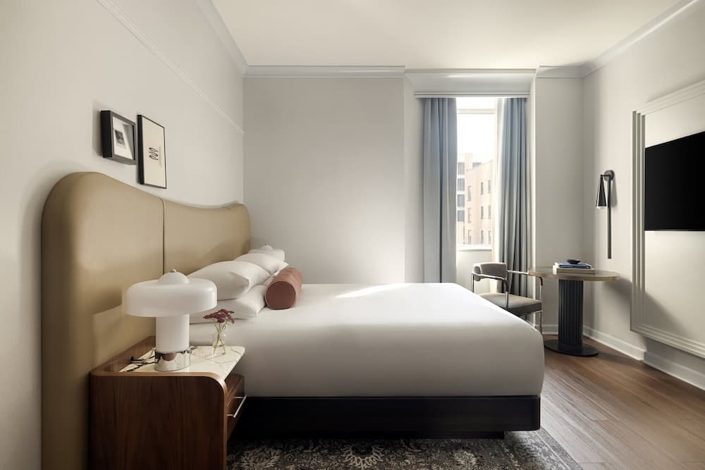 Room (Essential)