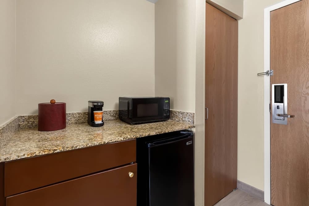 Room, Non Smoking (2 Queen, Accessible +2 person sofabed)