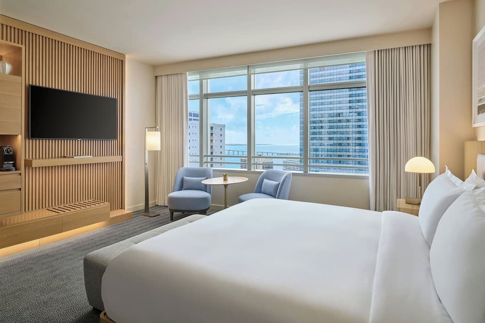 Standard Room, 1 King Bed, Non Smoking (Mobility/Hearing Accessible, Tub)