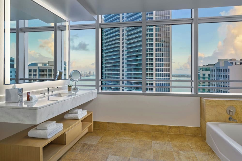 Grand Room, 1 King Bed, Bay View