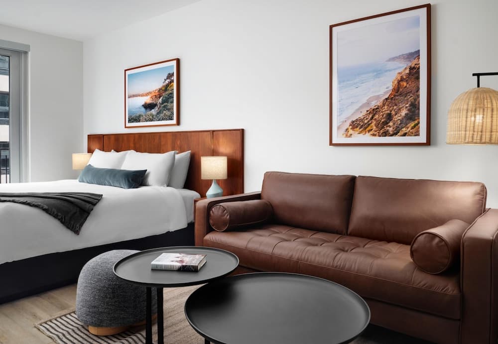 Deluxe Room, 1 King Bed, City View
