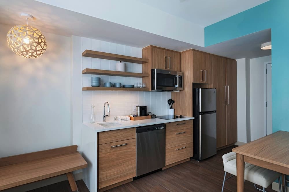 Studio, 1 King Bed with Sofa bed (Mobility/Hearing Access, Roll-in Shwr)