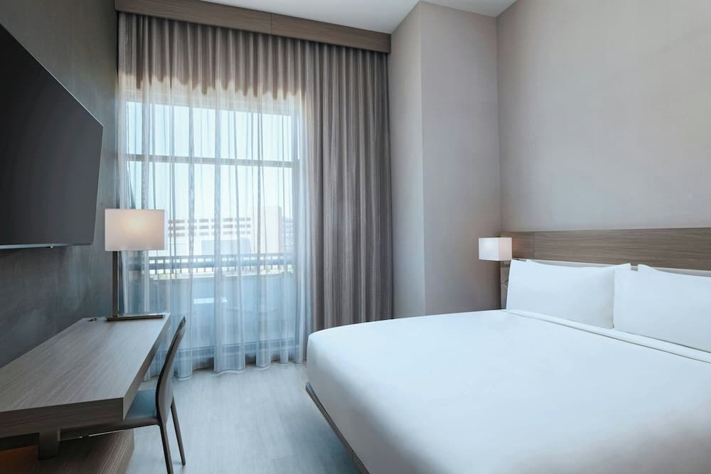 Superior Room, 1 King Bed, Balcony (Hearing Accessible)