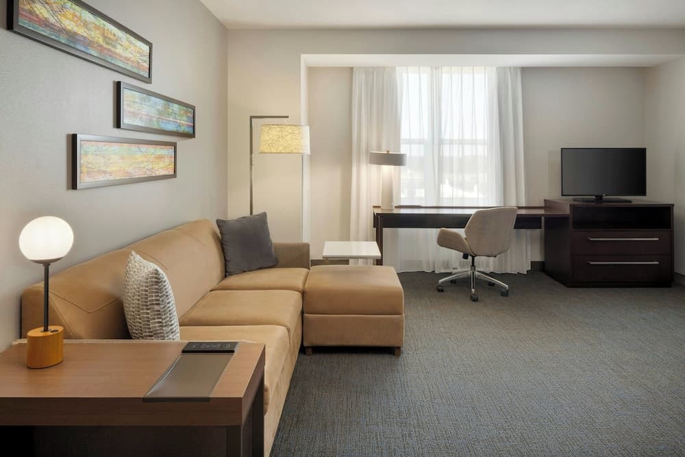 Suite, 1 Bedroom (Mobility/Hearing Access, Roll-In Shwr)