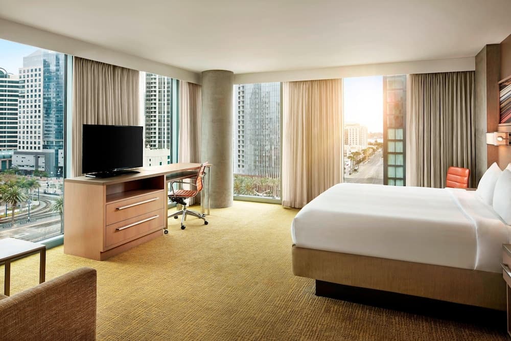 Studio, 1 King Bed, City View (Corner)