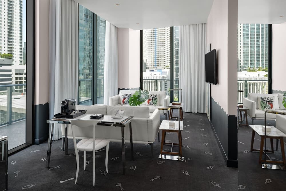 Suite, 1 King Bed, Non Smoking, City View (Balcony)