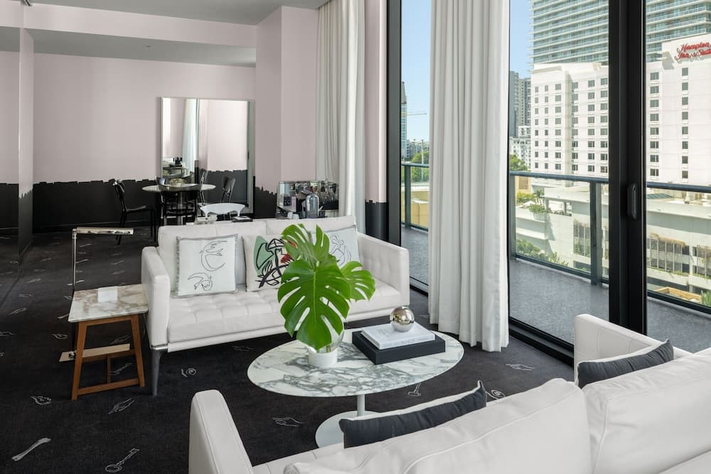 Signature Suite, 1 King Bed, City View (Balcony)