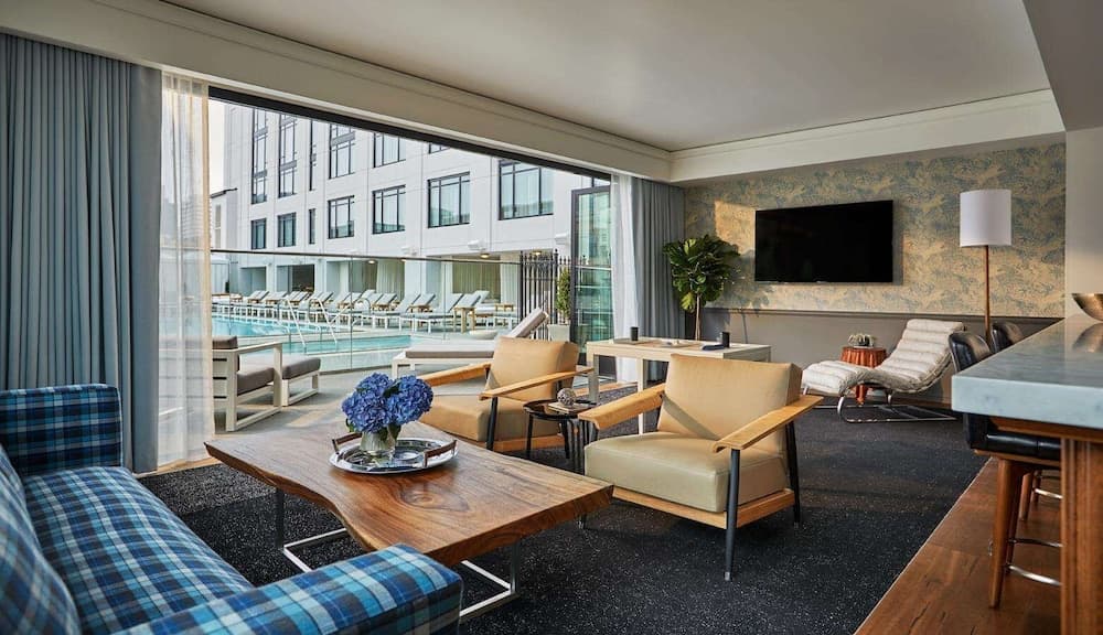 Pool Suite