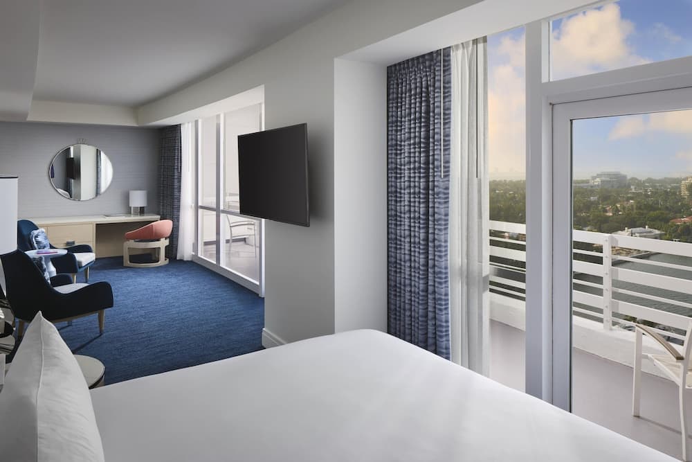Deluxe Room, 1 King Bed, Balcony, Bay View