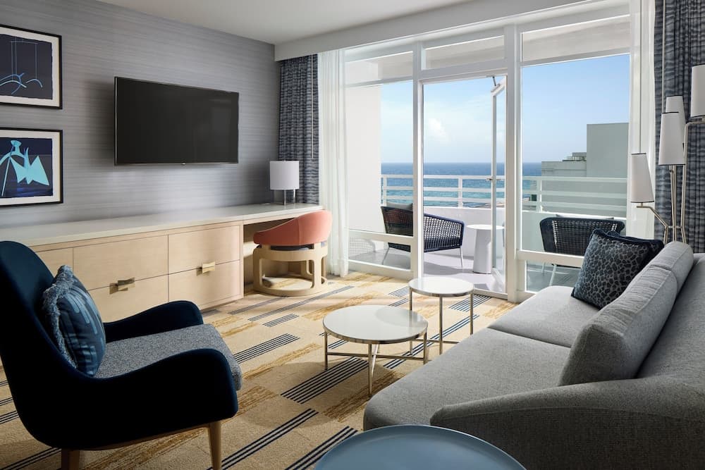 Junior Suite, 1 King Bed with Sofa bed, Balcony, Bay View
