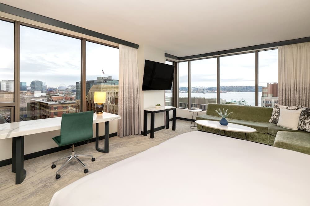 Room, 1 King Bed, Corner (Water View)