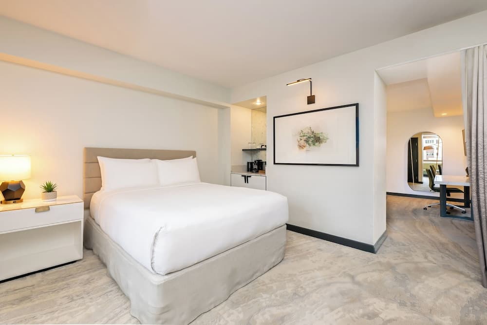 Room (1 King Bed & 1 Queen Bed)