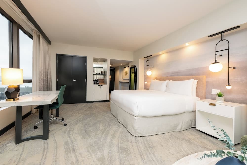 Room, 1 King Bed, Accessible Bathtub, City View