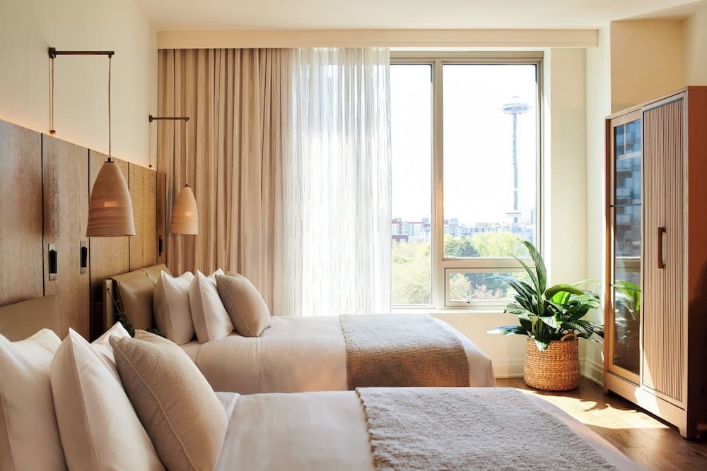2 Queen Beds, Space Needle View