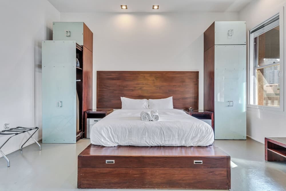 Deluxe Room, 1 King Bed, Private Bathroom, City View (Self check-in)
