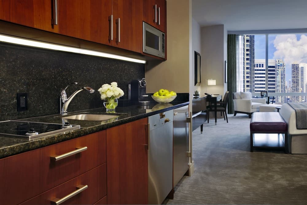 Deluxe Room, 1 King Bed, City View