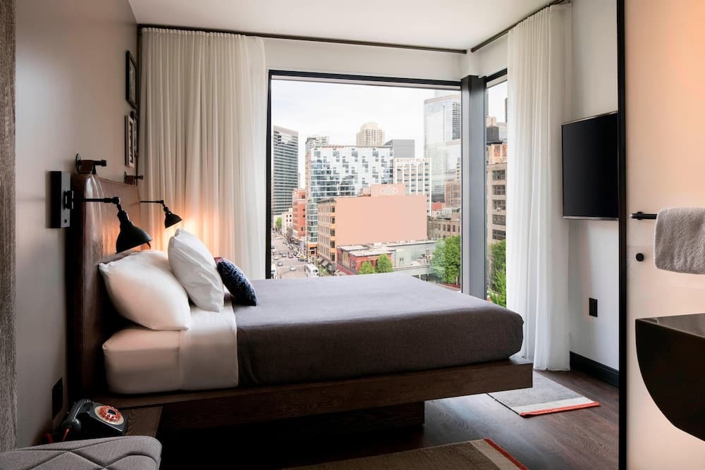 Room, 1 Queen Bed, Hearing Accessible, City View (Windows on 2 Sides)