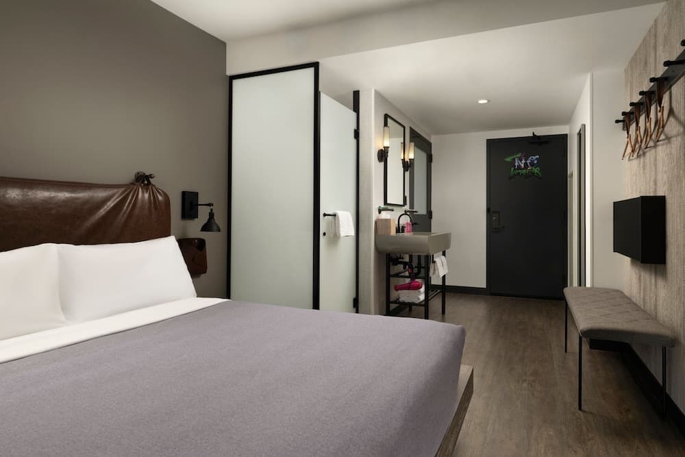 Room, 1 Queen Bed, Hearing Accessible, Courtyard View