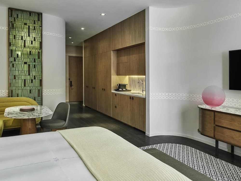Studio, 1 King Bed (Lux)