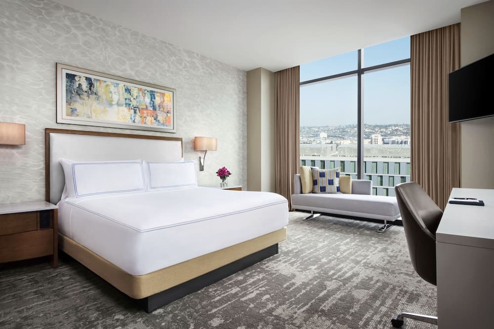 Premium Room, 1 King Bed, Corner