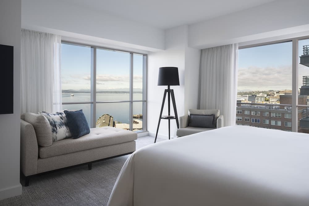 Suite, 1 King Bed, Non Smoking, Corner