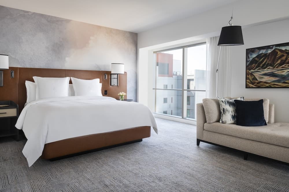 Deluxe Room, 1 King Bed, Non Smoking (Corner)