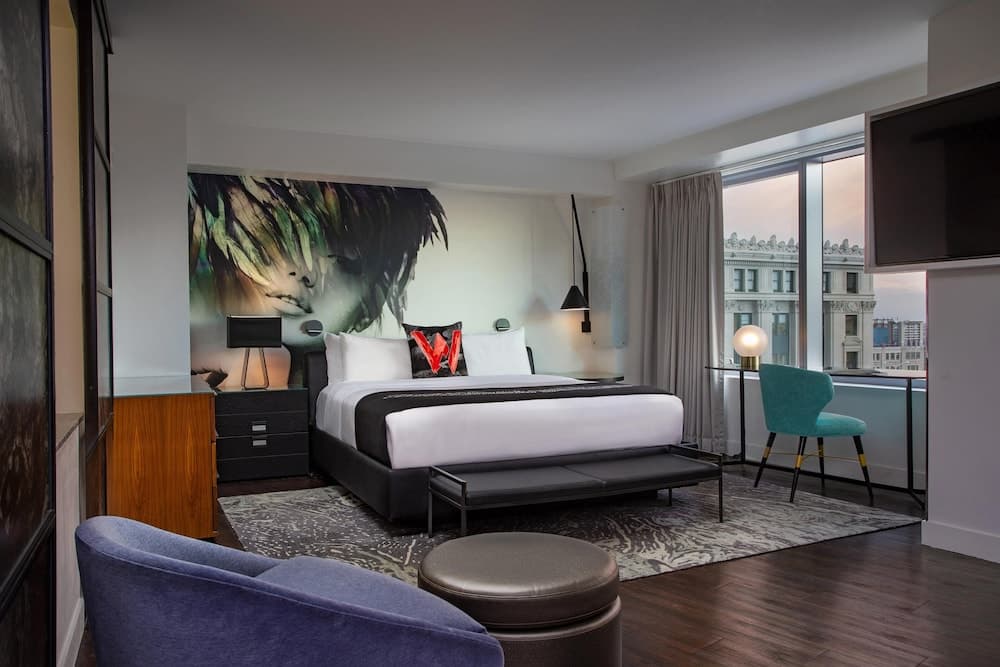 Suite, 1 King Bed (Mobility Accessible, Roll-In Shower)