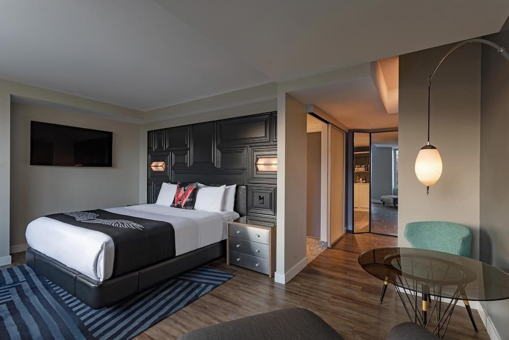 Standard Room, 1 King Bed (Mobility/Hearing Access, Roll-in Shwr)