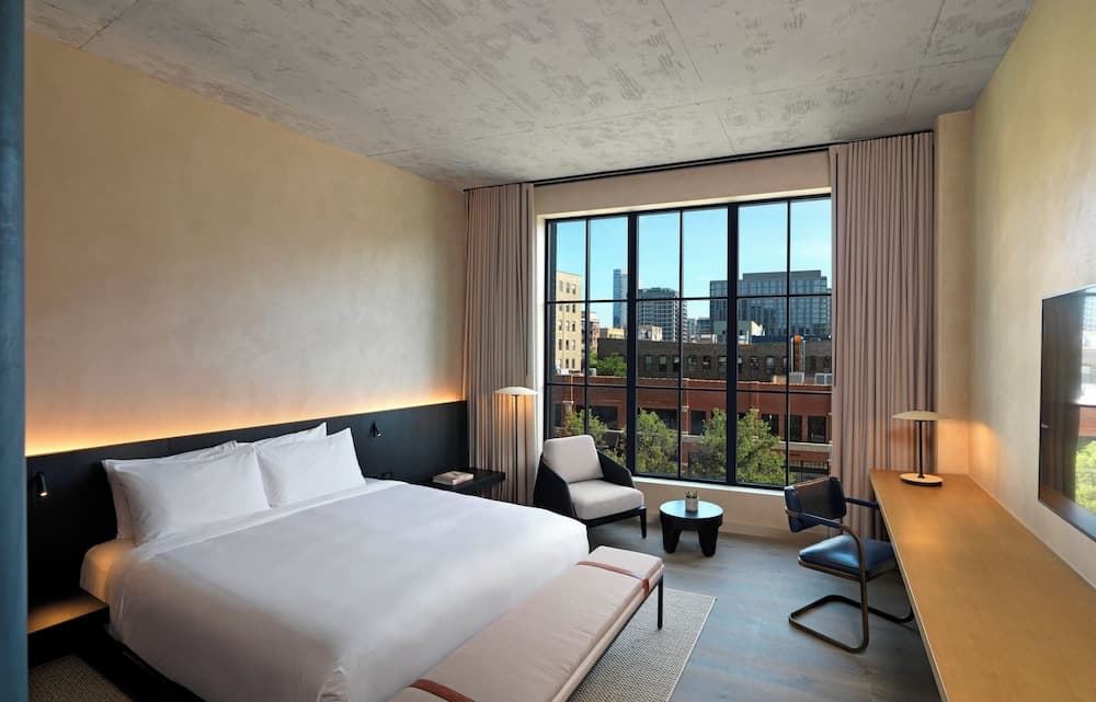 Deluxe Room, 1 King Bed, City View