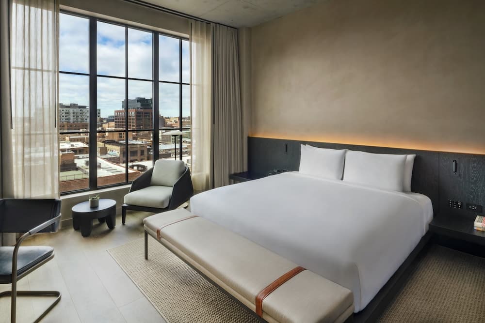 Deluxe Room, 1 King Bed, Accessible