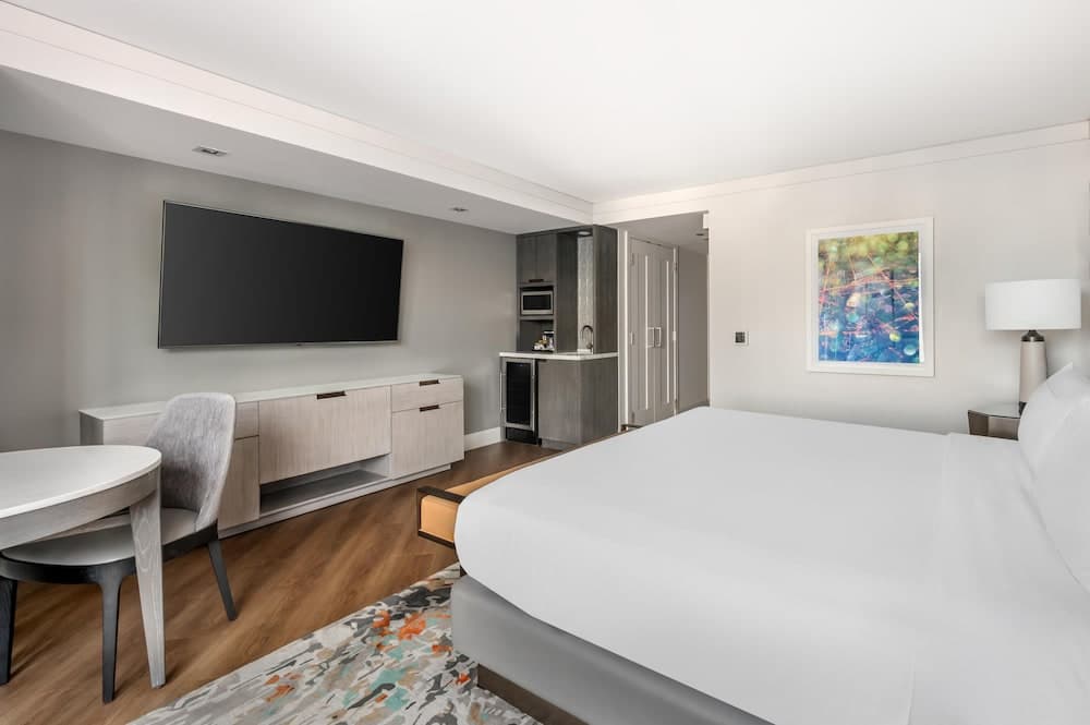 Studio, 1 King Bed, Accessible (Hearing)