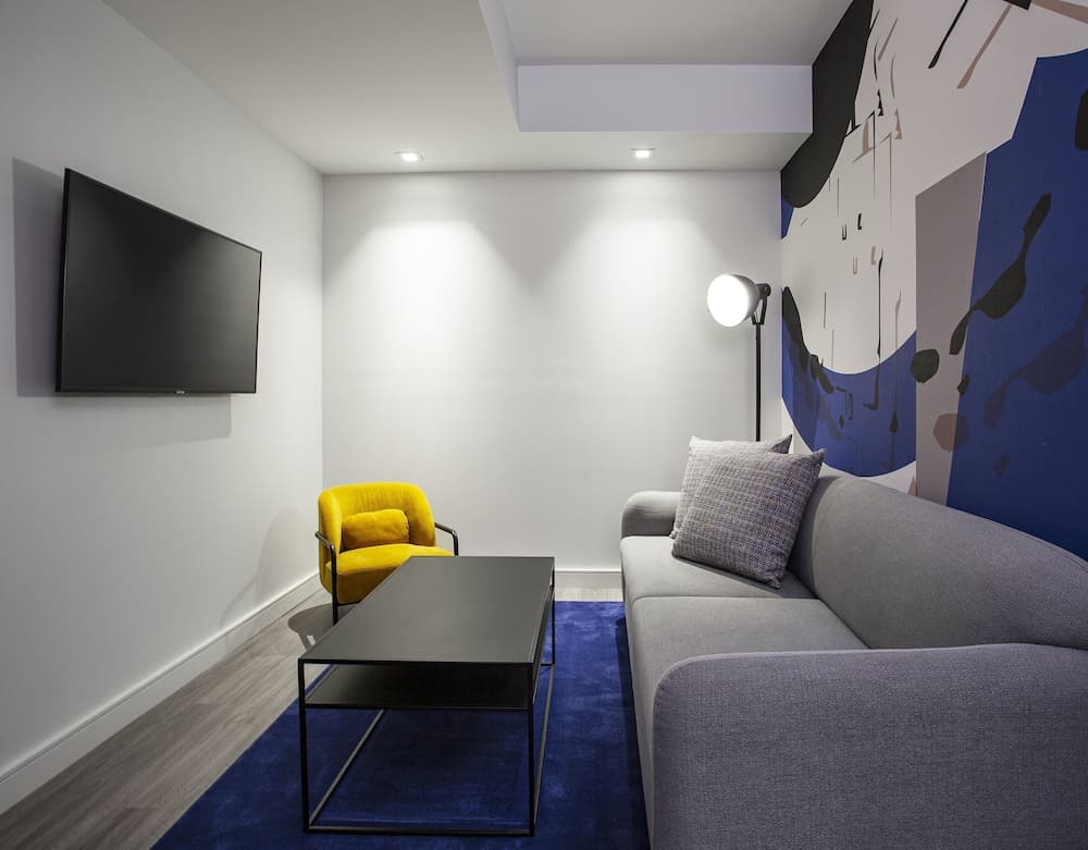 Suite, 1 King Bed, Roll-in Shower, Balcony (Roll-In Shower)
