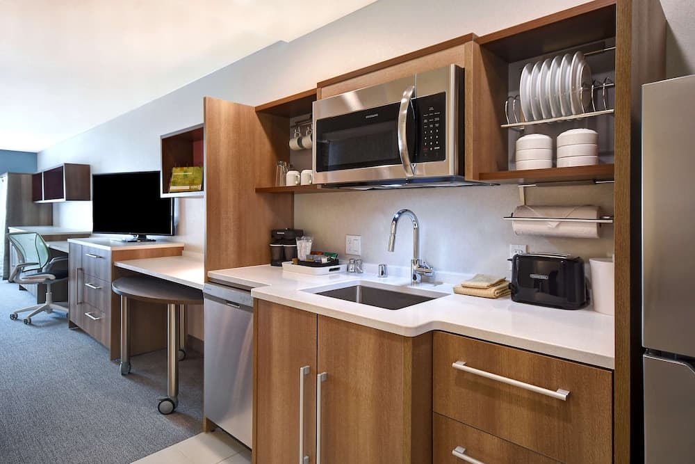 Suite, 1 King Bed, Accessible (Hearing)