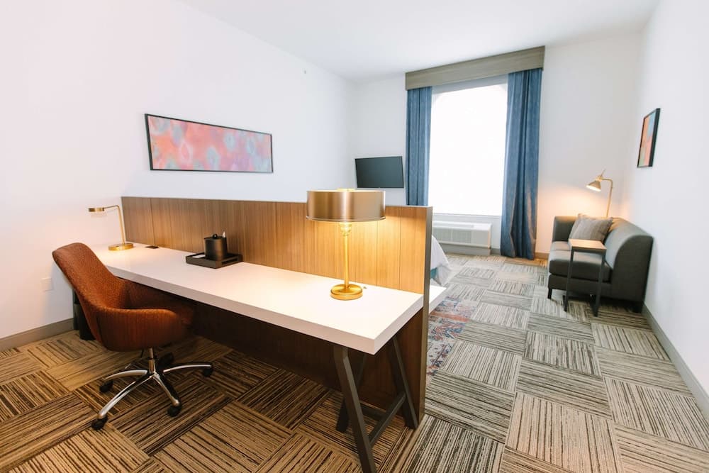 Deluxe Room, 1 King Bed, Accessible (Hearing)