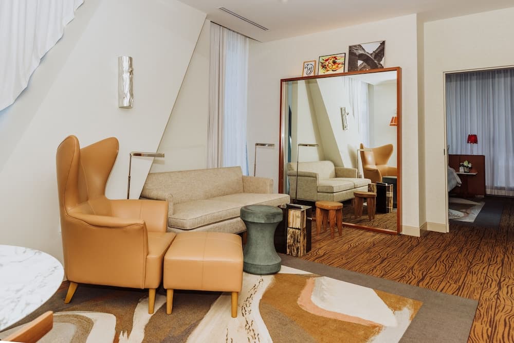Deluxe Suite, 1 King Bed, City View