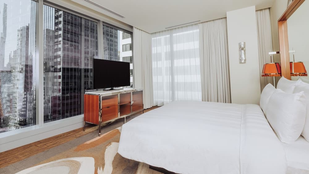 Deluxe Room, 1 King Bed, City View